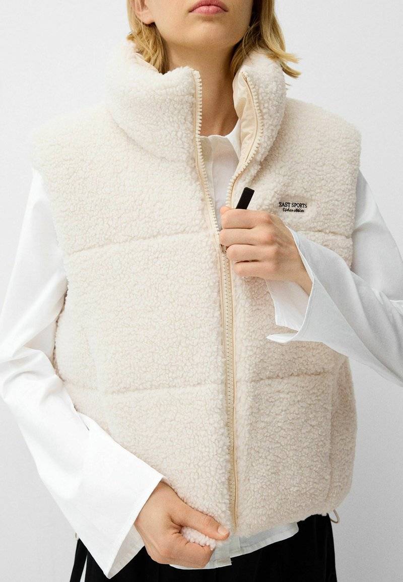 Bershka Bershka REVERSIBLE - Waistcoat - white 50% Rabatt für begrenzte Zeit