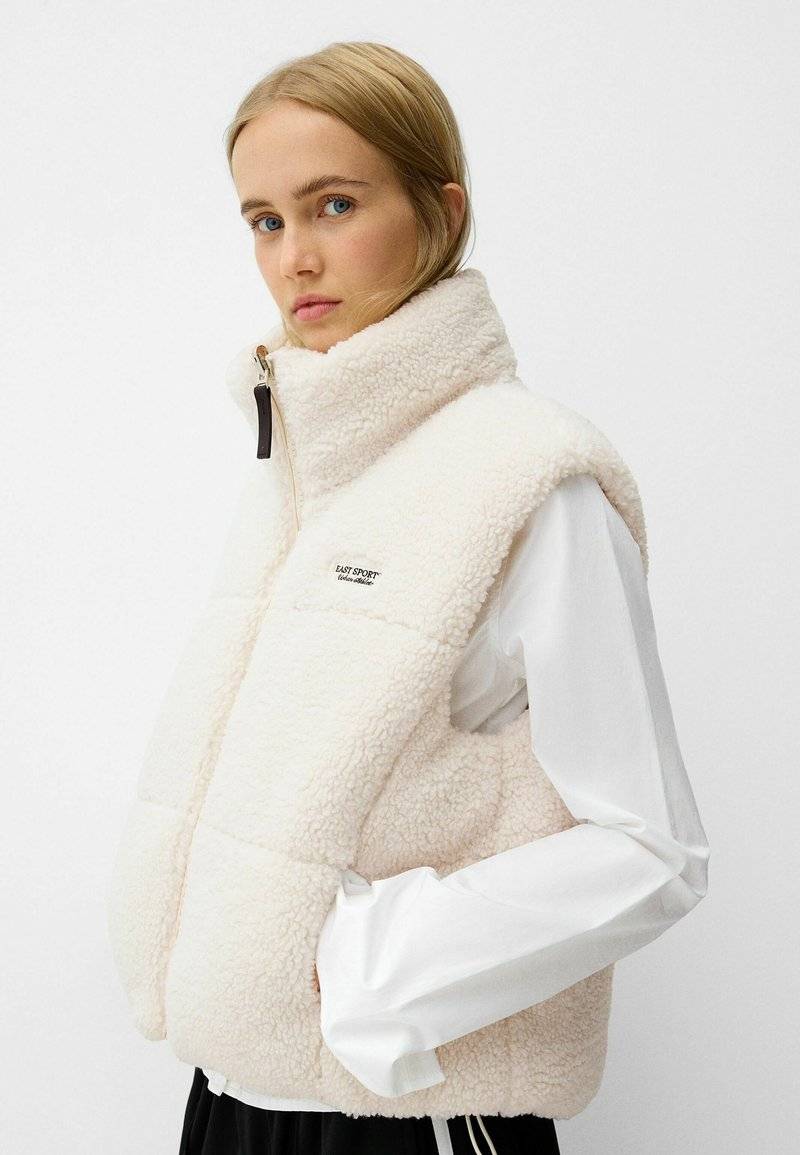 Bershka Bershka REVERSIBLE - Waistcoat - white 50% Rabatt für begrenzte Zeit