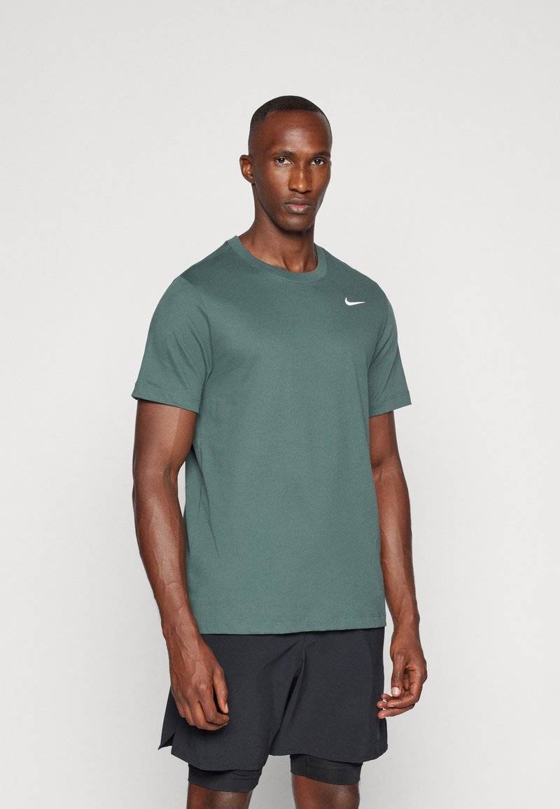 Nike Performance Nike Performance TEE CREW SOLID - Sports T-shirt - vintage green