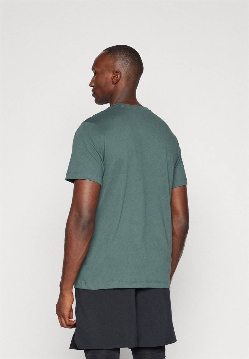 Nike Performance Nike Performance TEE CREW SOLID - Sports T-shirt - vintage green Blitzangebot