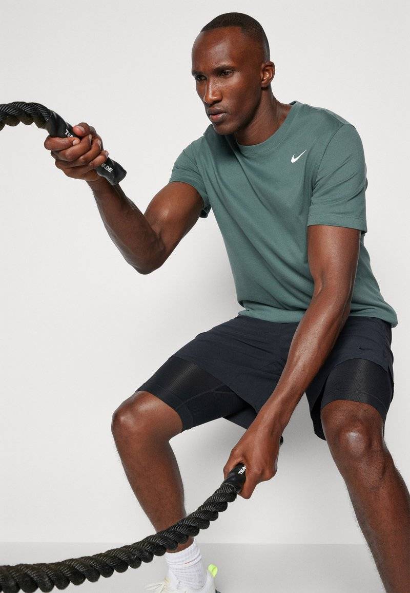 Nike Performance Nike Performance TEE CREW SOLID - Sports T-shirt - vintage green Blitzangebot
