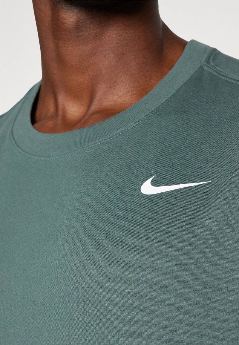 Nike Performance Nike Performance TEE CREW SOLID - Sports T-shirt - vintage green Blitzangebot