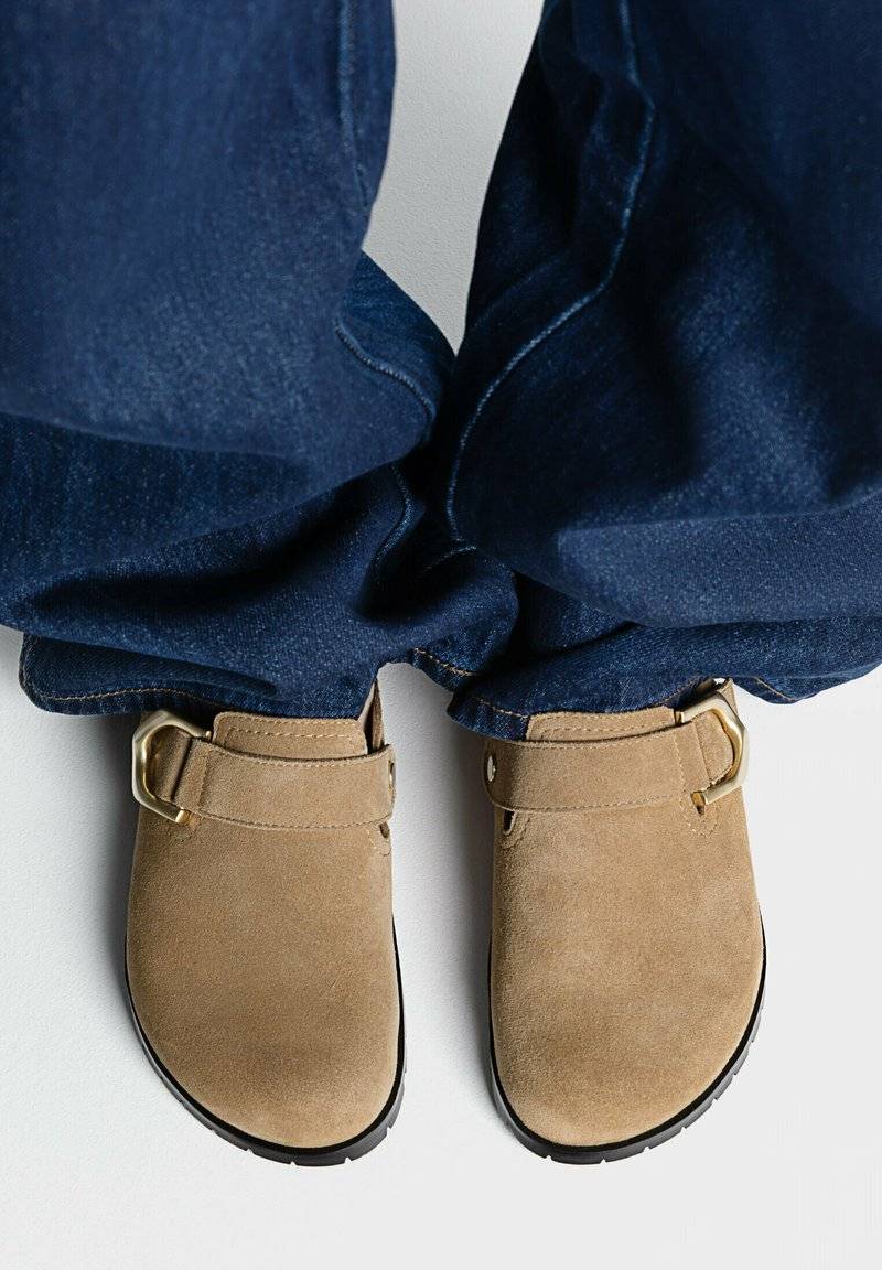 Stradivarius Stradivarius WITH BUCKLE DETAILS - Clogs - beige Cyber Monday