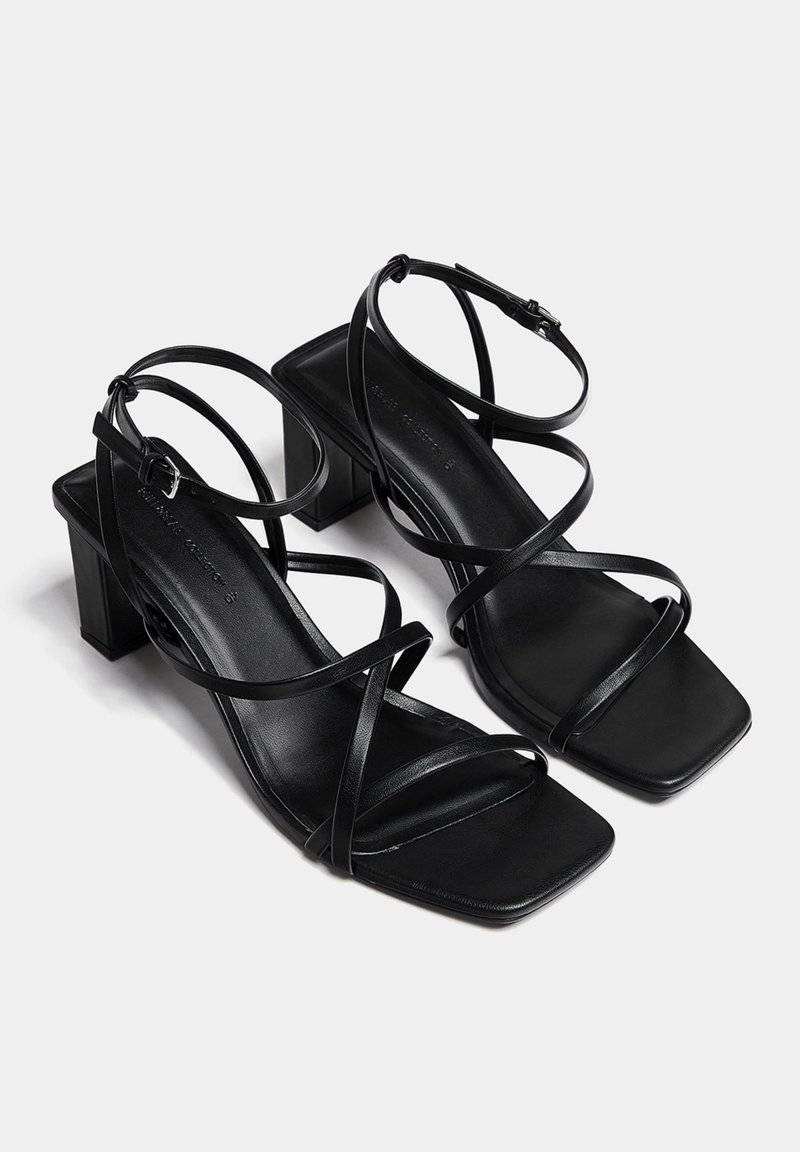 PULL&BEAR PULL&BEAR WITH CROSSOVER STRAPS - Sandals - black Heißer Verkauf