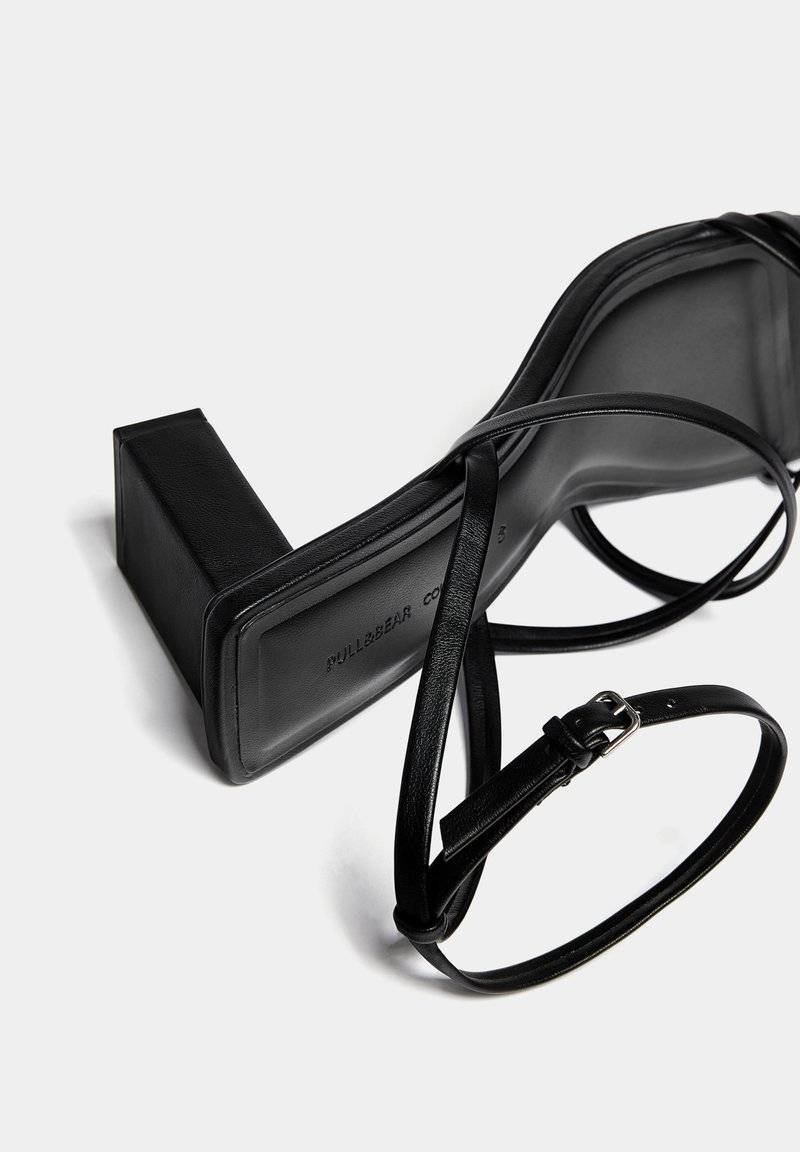 PULL&BEAR PULL&BEAR WITH CROSSOVER STRAPS - Sandals - black Heißer Verkauf