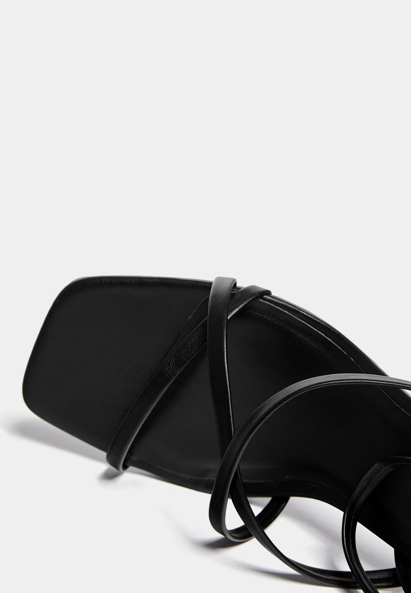 PULL&BEAR PULL&BEAR WITH CROSSOVER STRAPS - Sandals - black Heißer Verkauf