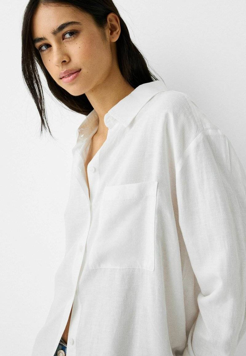 Bershka Bershka OVERSIZE - Button-down blouse - white Rabatte dieses Monats