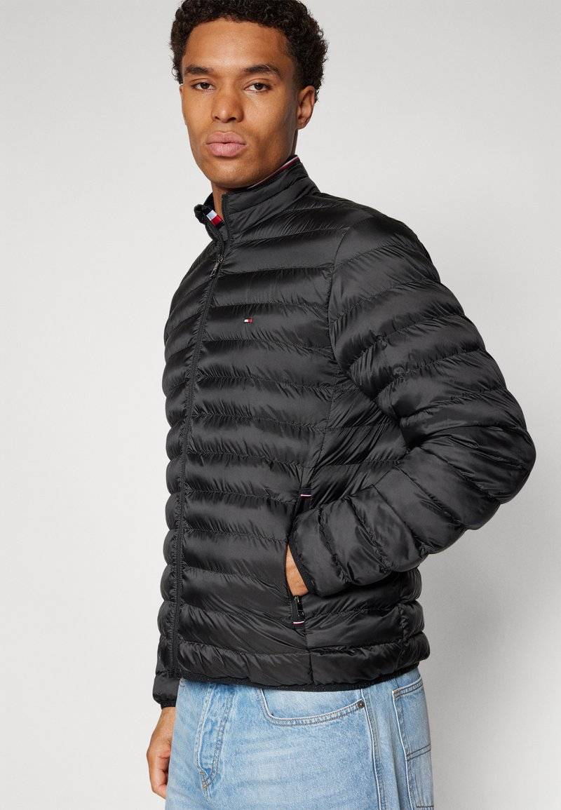 Tommy Hilfiger Tommy Hilfiger PACKABLE - Light jacket - black im Angebot