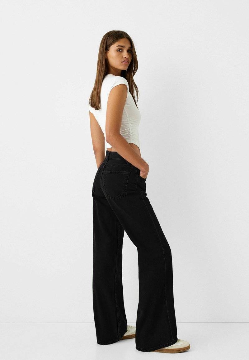 Bershka Bershka Flared Jeans - black Schlussverkauf