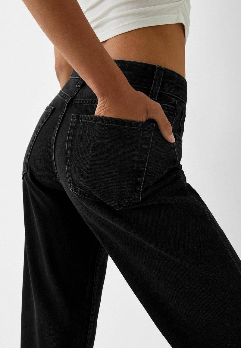 Bershka Bershka Flared Jeans - black Schlussverkauf