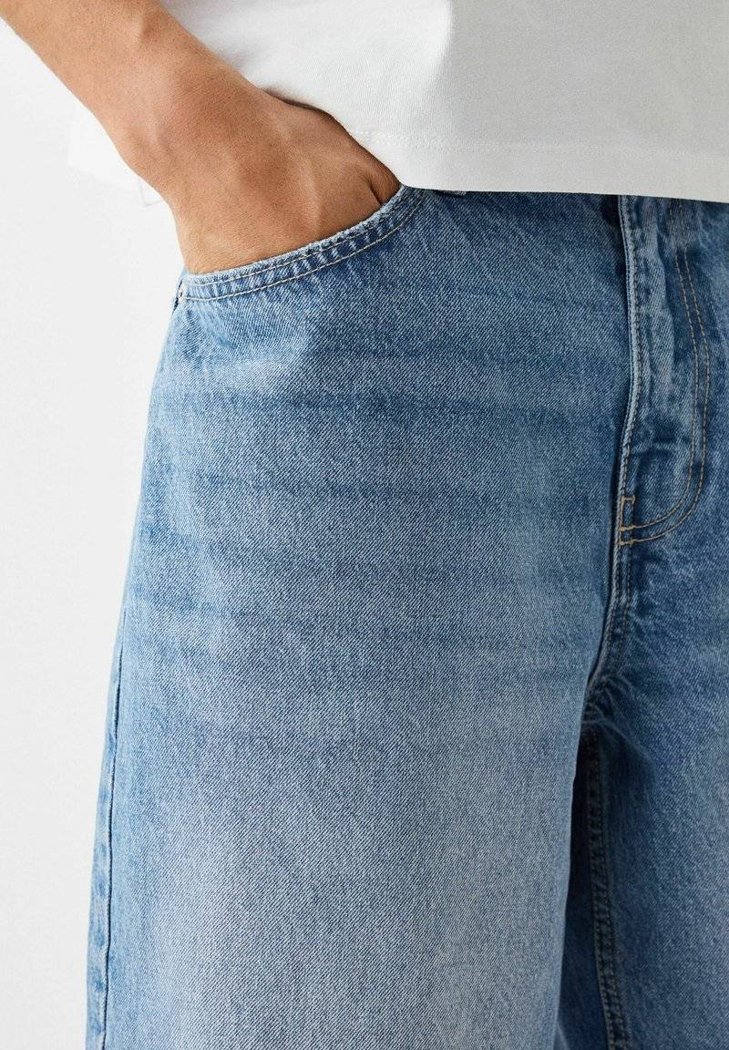 Bershka Bershka BAGGY BERMUDA - Denim shorts - lightblue denim Blitzverkäufe