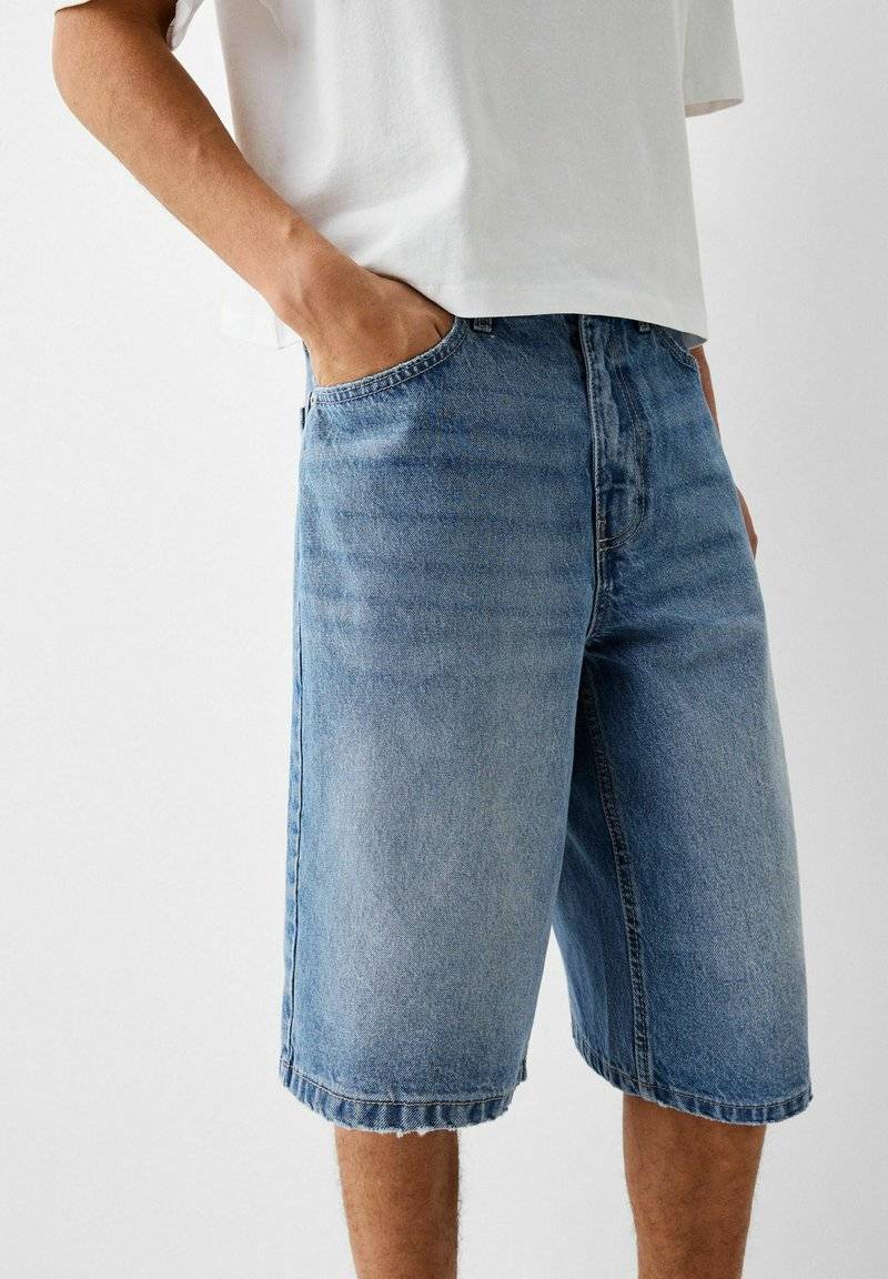 Bershka Bershka BAGGY BERMUDA - Denim shorts - lightblue denim Blitzverkäufe