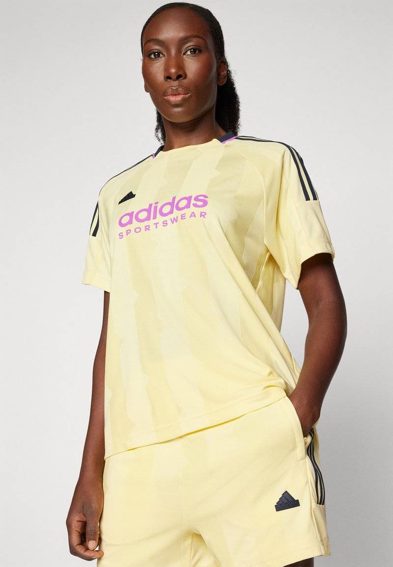 adidas Sportswear adidas Sportswear TIRO CUT STRIPES BOYFRIEND - Print T-shirt - almost yellow Weihnachtsangebot
