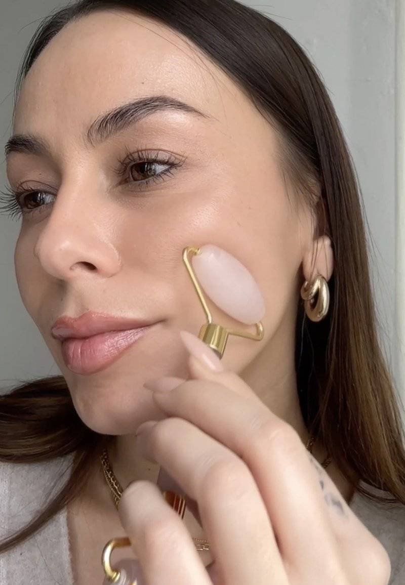 ARI ANWA Skincare ARI ANWA Skincare THE GLOW KIT ROSE – FACE YOGA SET: GUA SHA, ROSENQUARZ ROLLER & 3D MASSAGER - Skincare set - rosa 50% Rabatt mit kostenlosem Versand