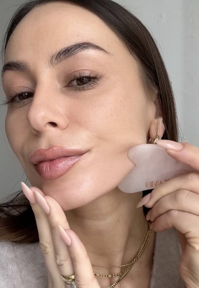 ARI ANWA Skincare ARI ANWA Skincare THE GLOW KIT ROSE – FACE YOGA SET: GUA SHA, ROSENQUARZ ROLLER & 3D MASSAGER - Skincare set - rosa 50% Rabatt mit kostenlosem Versand