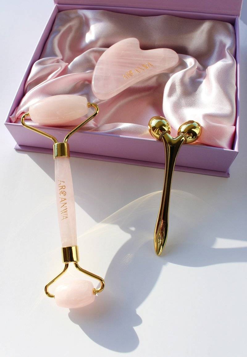 ARI ANWA Skincare ARI ANWA Skincare THE GLOW KIT ROSE – FACE YOGA SET: GUA SHA, ROSENQUARZ ROLLER & 3D MASSAGER - Skincare set - rosa 50% Rabatt mit kostenlosem Versand