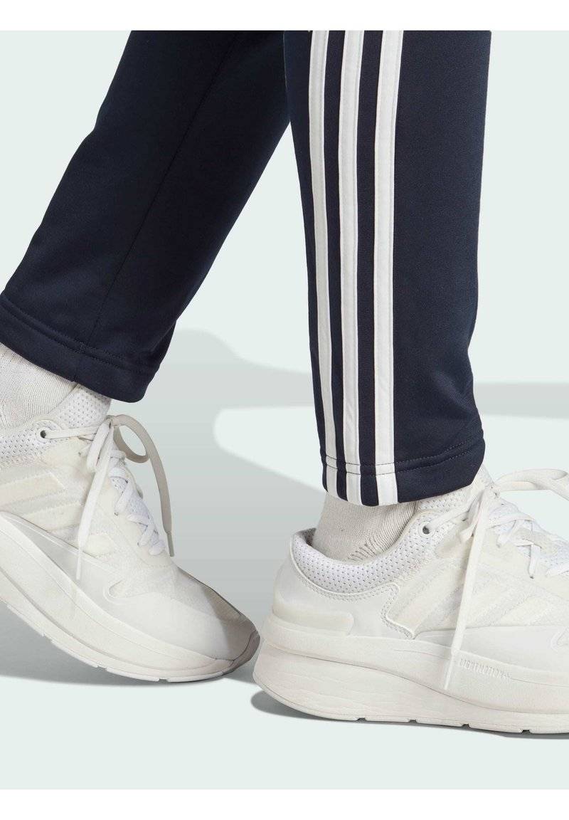 adidas Sportswear adidas Sportswear ESSENTIALS 3-STRIPES - Tracksuit - legend ink white Outlet