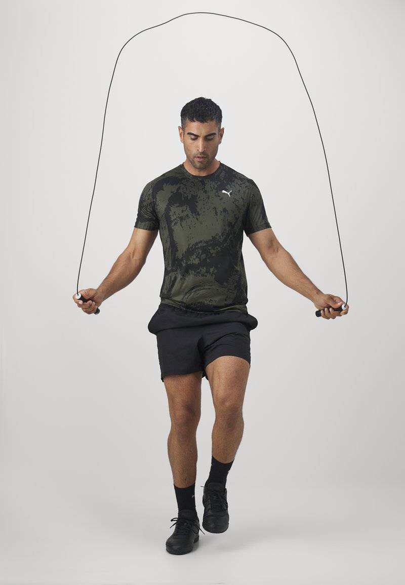 Puma Puma TRAIN ALL DAY TEE - Print T-shirt - dark olive Hotsell