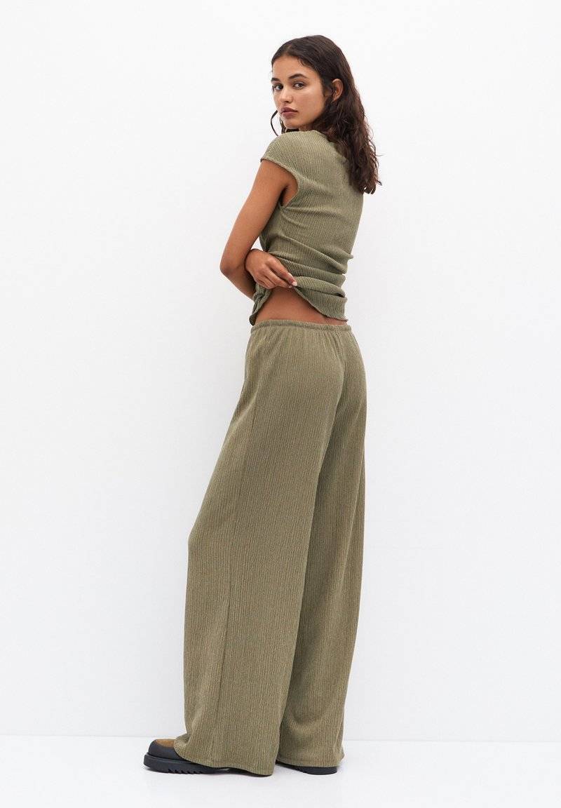 PULL&BEAR PULL&BEAR WIDE-LEG FLOWING - Trousers - khaki Preisnachlass
