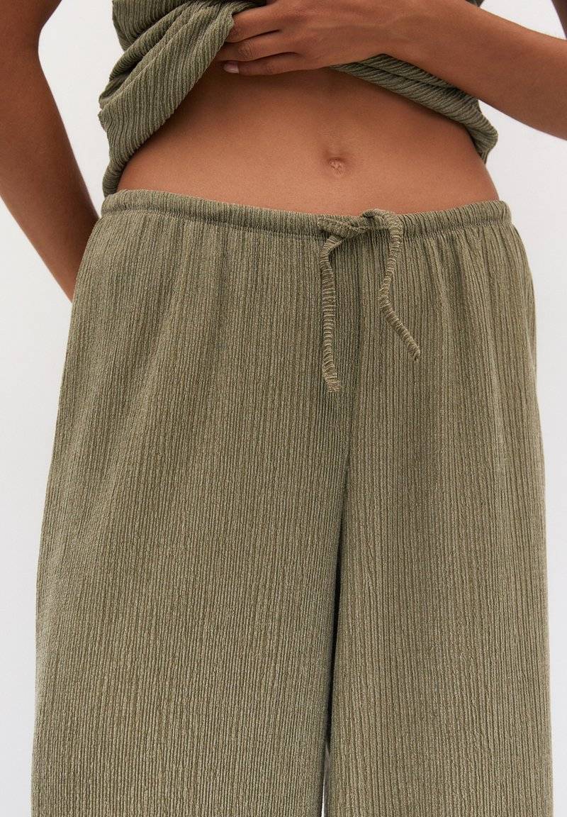 PULL&BEAR PULL&BEAR WIDE-LEG FLOWING - Trousers - khaki Preisnachlass