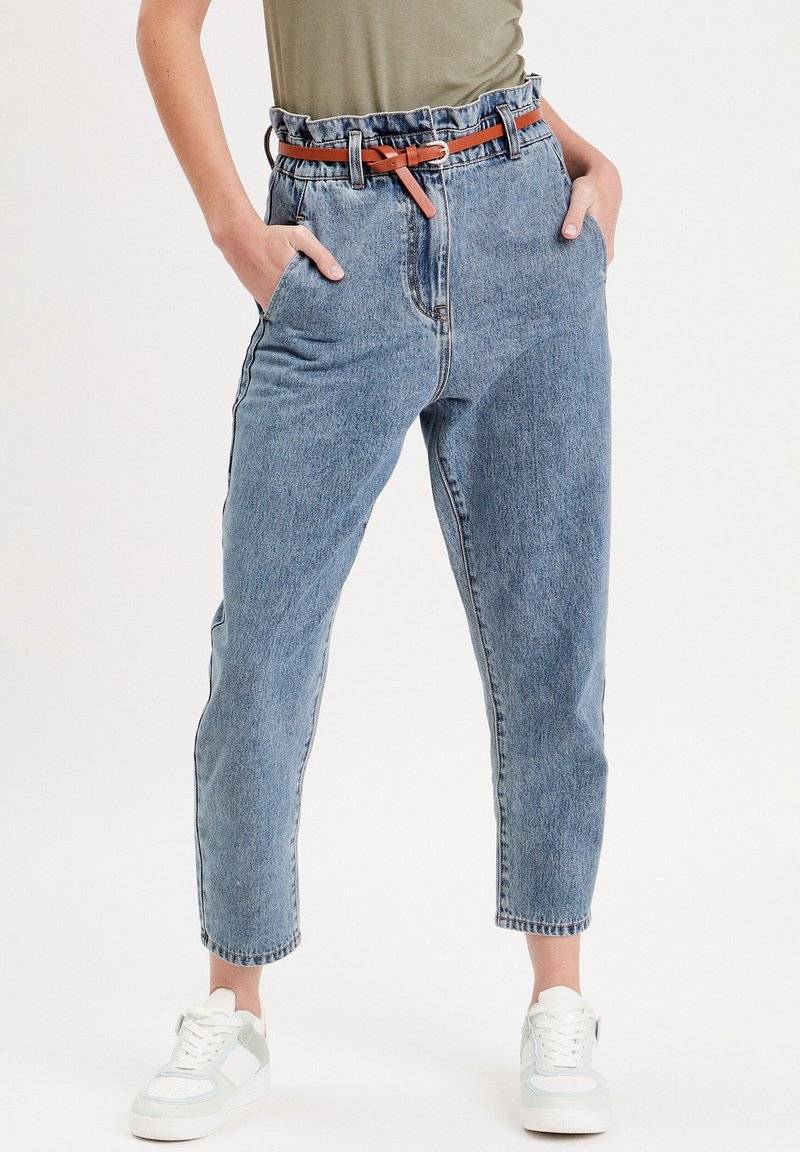 Cache Cache Cache Cache SLOUCHY-MIT GÜRTEL - Jeans Tapered Fit - denim stone