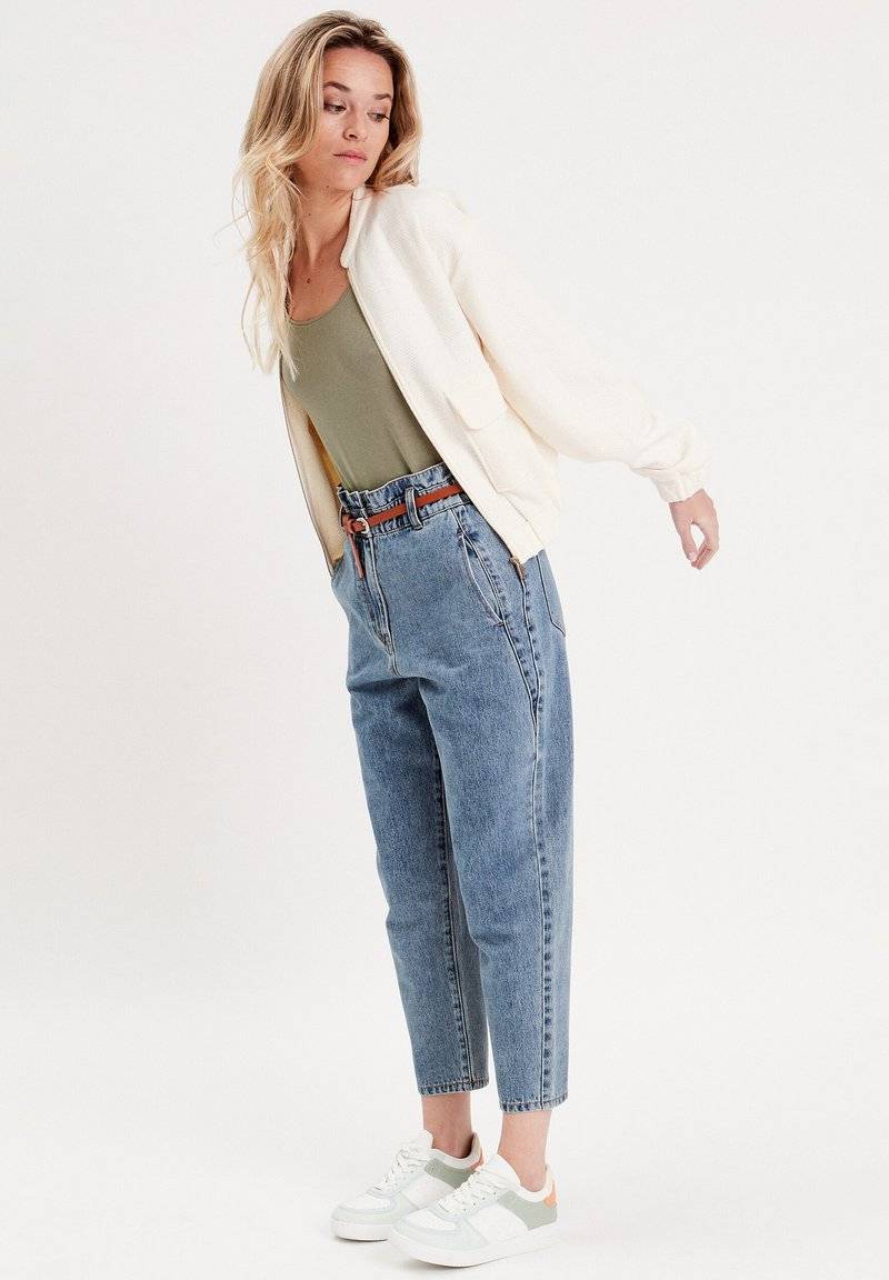 Cache Cache Cache Cache SLOUCHY-MIT GÜRTEL - Jeans Tapered Fit - denim stone Bestseller