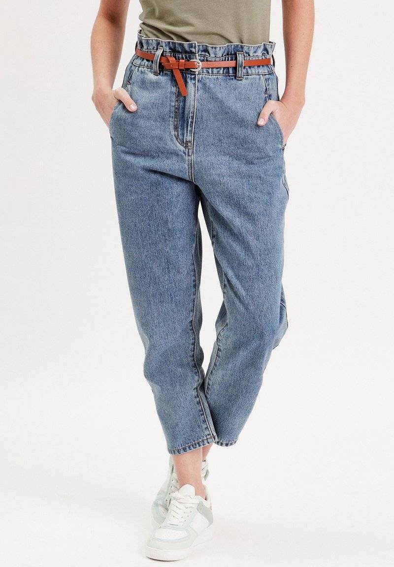 Cache Cache Cache Cache SLOUCHY-MIT GÜRTEL - Jeans Tapered Fit - denim stone Bestseller