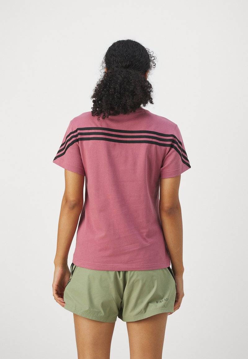 adidas Sportswear adidas Sportswear FUTURE ICONS THREE STRIPES - Print T-shirt - preloved crimson Fabrikladen
