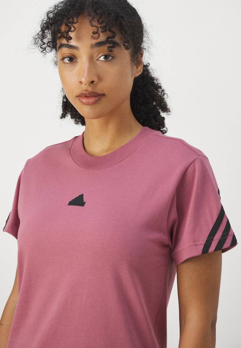 adidas Sportswear adidas Sportswear FUTURE ICONS THREE STRIPES - Print T-shirt - preloved crimson Fabrikladen