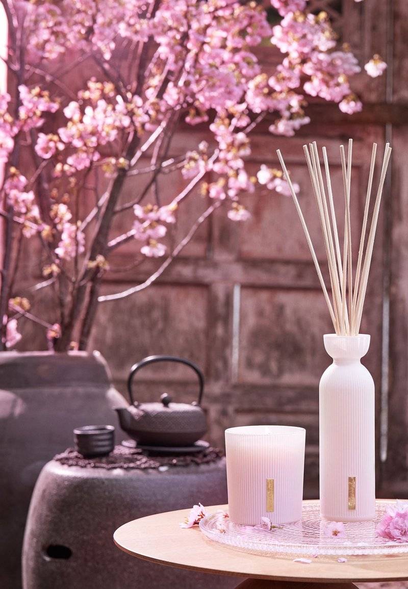 Rituals Rituals SCENTED CANDLE THE RITUAL OF SAKURA - FLORAL - CHERRY BLOSSOM & RICE MILK - Scented candle Bis zu 60% Rabatt