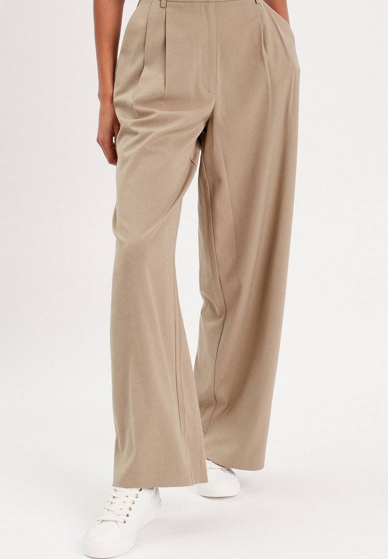 Cache Cache Cache Cache WEITE FLIESSENDE MIT ABNÄHERN - Trousers - vert kaki