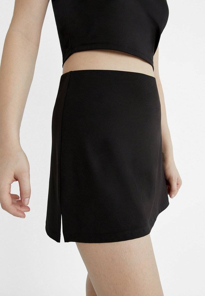 Stradivarius Stradivarius Mini skirt - black Kauf eins, bekomm eins gratis