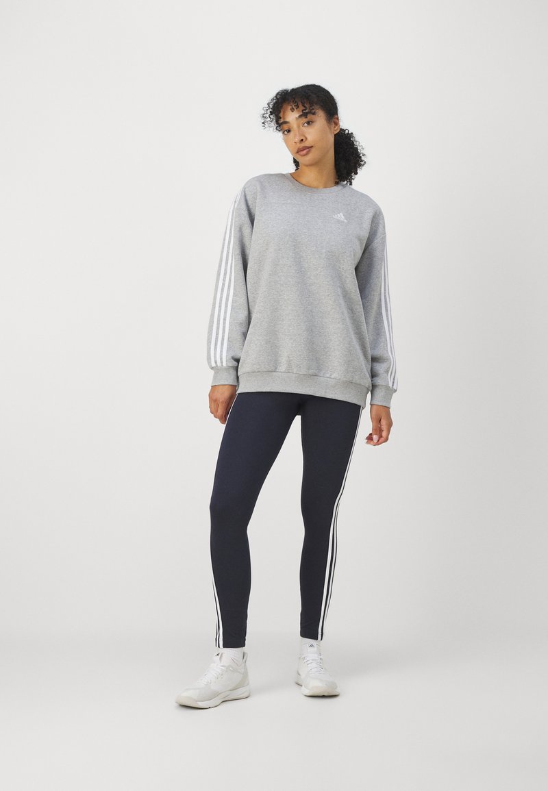 adidas Sportswear adidas Sportswear ESSENTIALS 3 STRIPES OVERSIZED - Sweatshirt Clearance-Verkauf