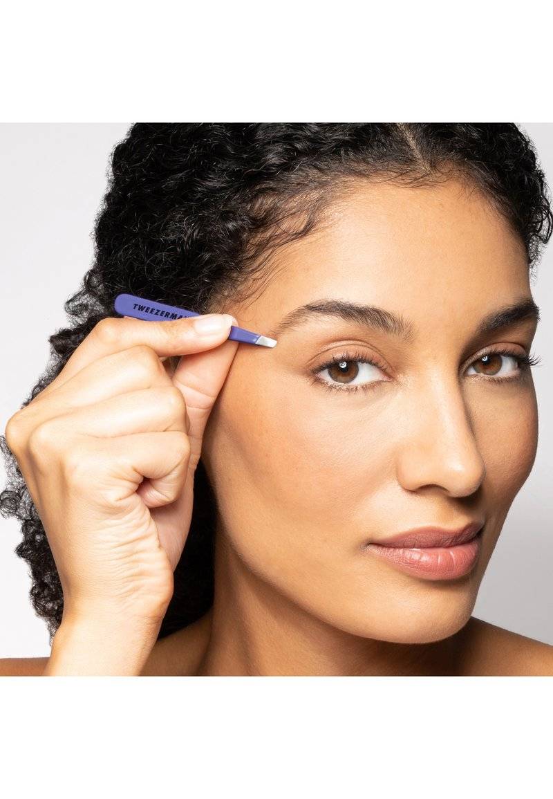 TWEEZERMAN TWEEZERMAN MINI SLANT TWEEZER - Hair removal tool - purple Speichern exportieren
