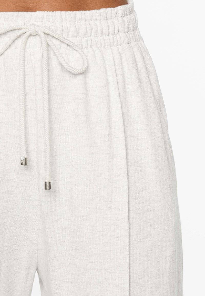 OYSHO OYSHO SOFT TOUCH RELAXED STRAIGHT-LEG - Tracksuit bottoms - mottled light grey Räumungsverkauf