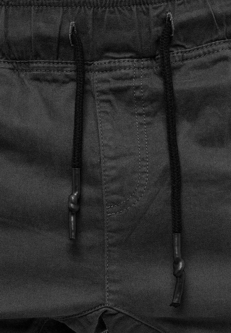 Tazzio Tazzio Cargo trousers - anthrazit Verkauf