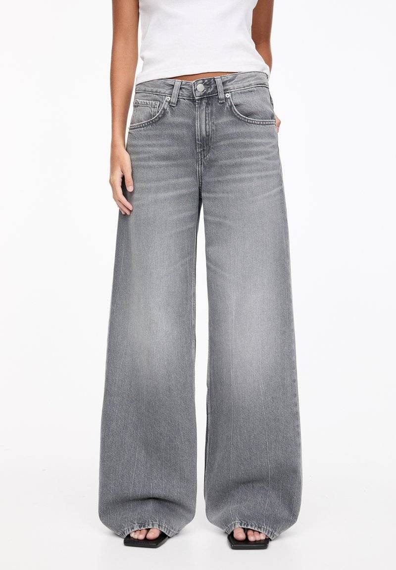 PULL&BEAR PULL&BEAR OVERSIZE - Flared Jeans - grey Blitzverkäufe