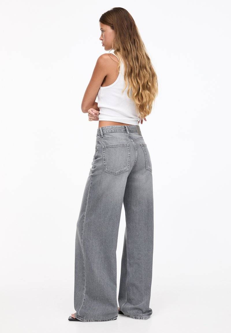 PULL&BEAR PULL&BEAR OVERSIZE - Flared Jeans - grey Blitzverkäufe