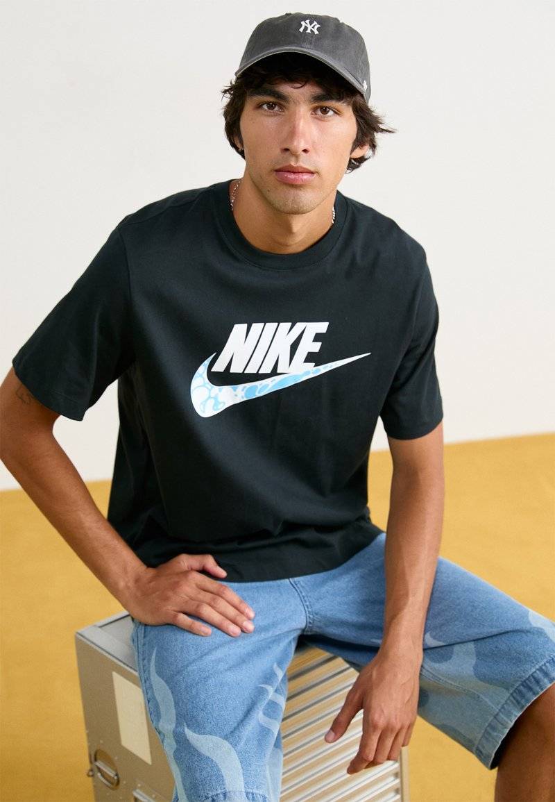 Nike Sportswear Nike Sportswear TEE FUTURA - Print T-shirt - black Exklusivangebot