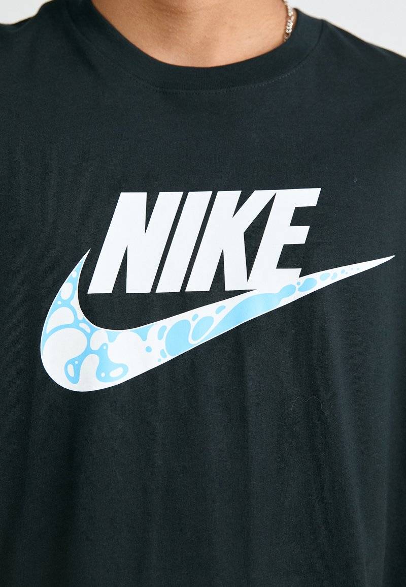 Nike Sportswear Nike Sportswear TEE FUTURA - Print T-shirt - black Exklusivangebot