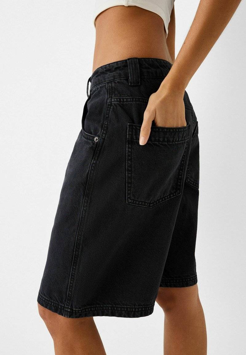 Bershka Bershka BERMUDA - Denim shorts - black Saisonschlussverkauf