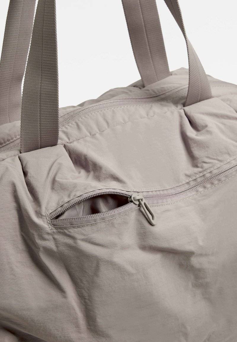 OYSHO OYSHO RUCHED - Holdall - grey Heißer Verkauf