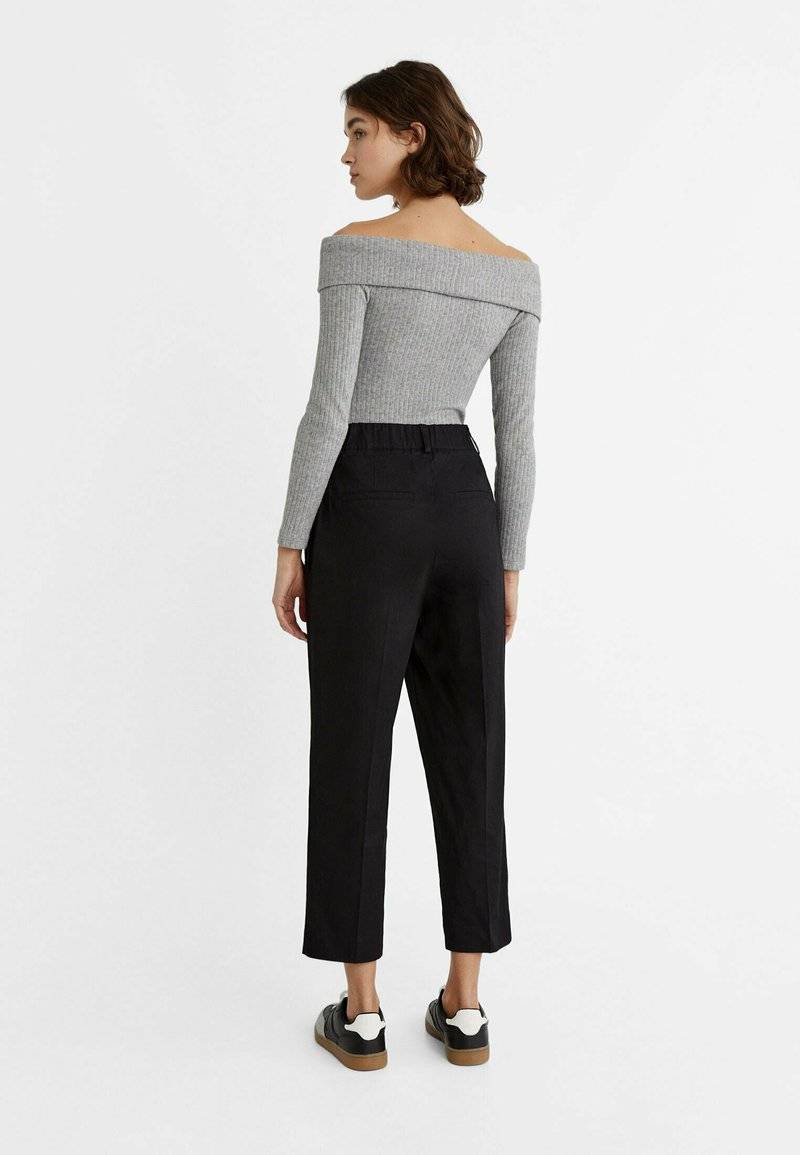 Stradivarius Stradivarius CARROT WITH DARTS DETAIL - Trousers - black Rabatt