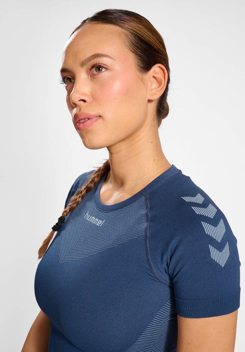 Hummel Hummel FIRST SEAMLESS - Sports T-shirt - vintage indigo Rabatte dieses Monats