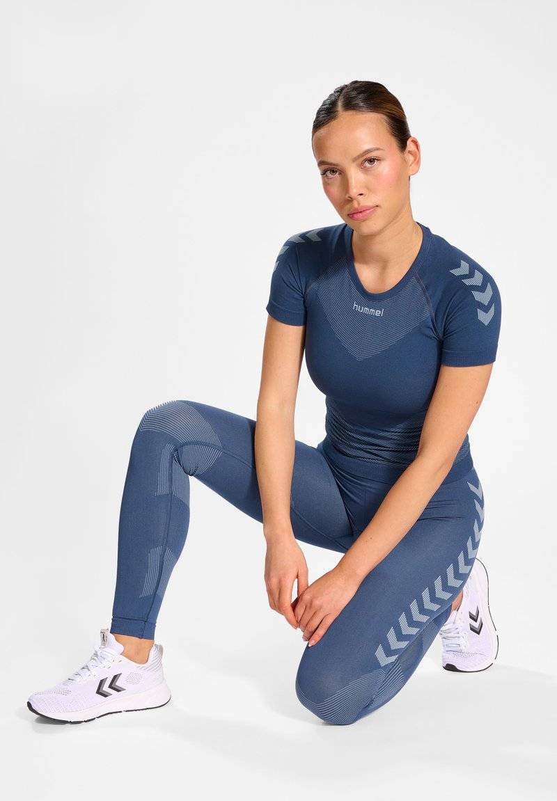 Hummel Hummel FIRST SEAMLESS - Sports T-shirt - vintage indigo Rabatte dieses Monats