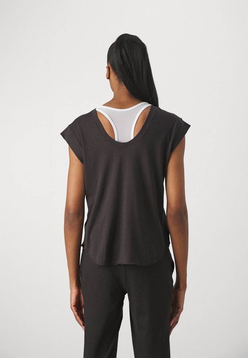 Puma Puma STUDIO FOUNDATIONS TEE - Sports T-shirt - black Verkauf