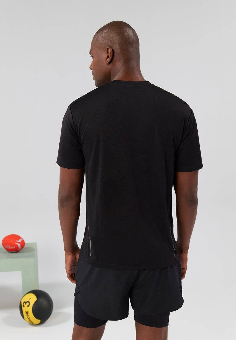 Pier One Sport Pier One Sport Basic T-shirt - black Bestseller