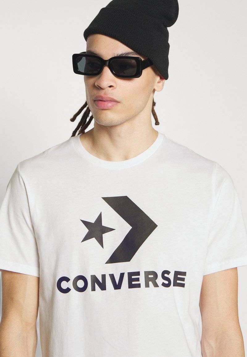 Converse Converse GO TO STAR CHEVRON TEE UNISEX - Print T-shirt - white Nur für heute
