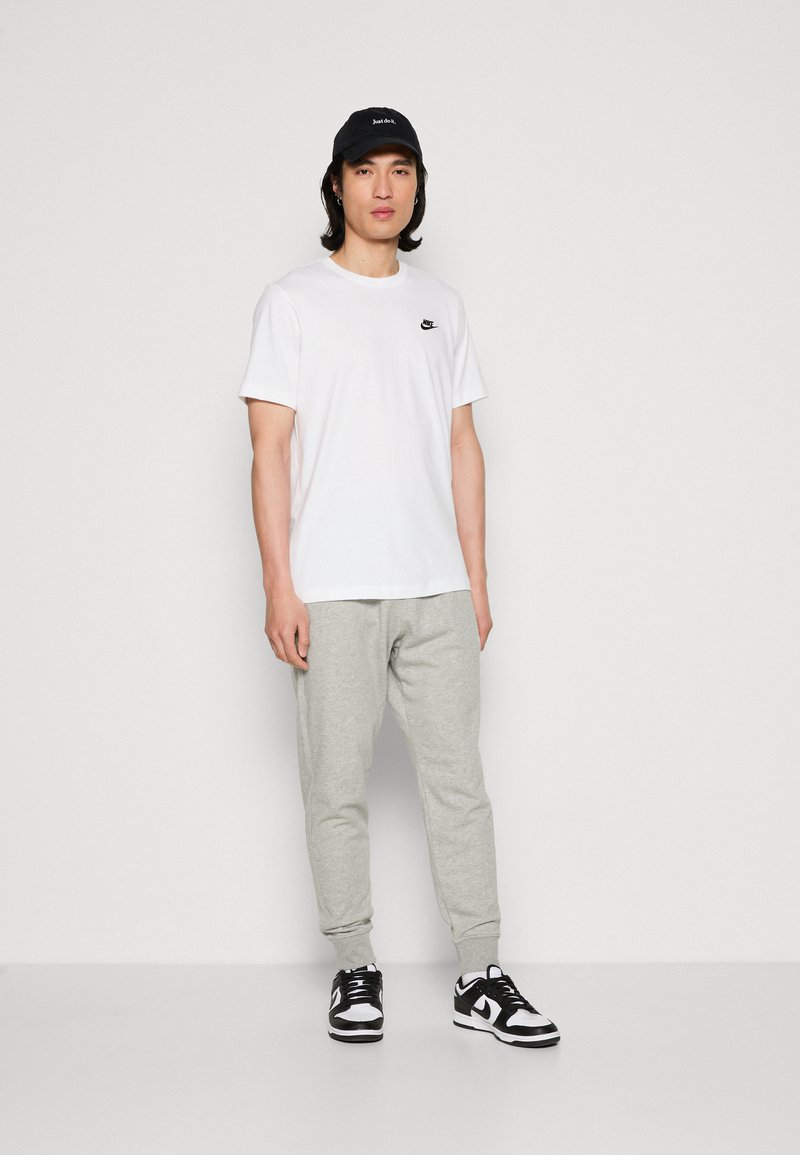 Nike Sportswear Nike Sportswear CLUB JGGR FT - Tracksuit bottoms Begrenzt auf 3 Tage