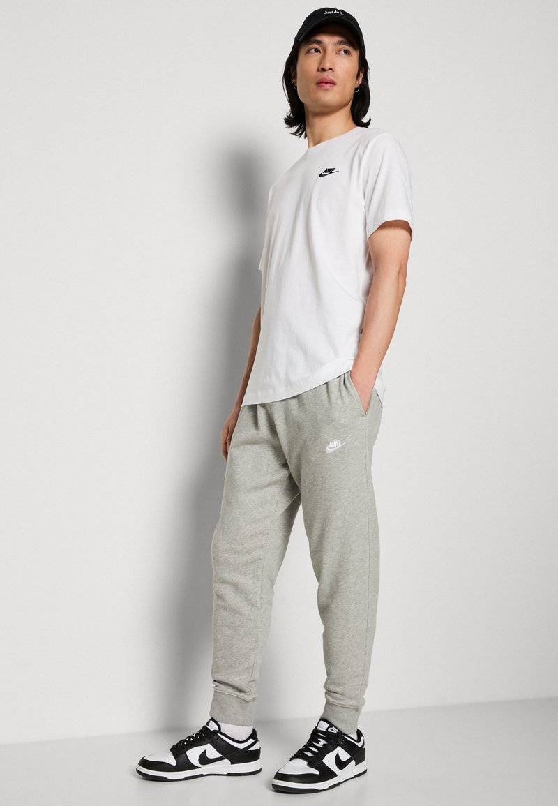 Nike Sportswear Nike Sportswear CLUB JGGR FT - Tracksuit bottoms Begrenzt auf 3 Tage